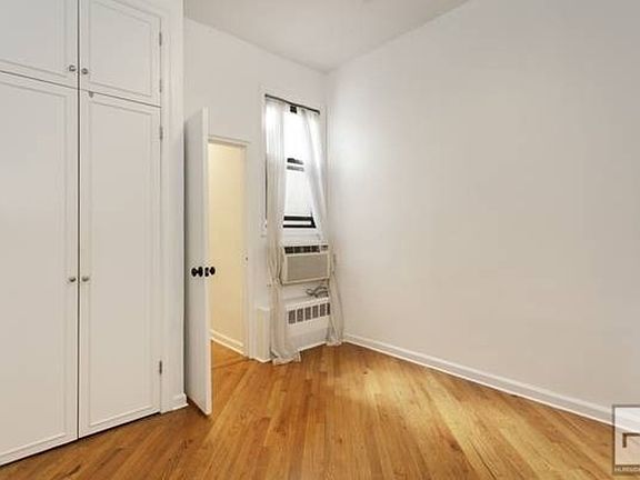 5th image of 66 W 84th St