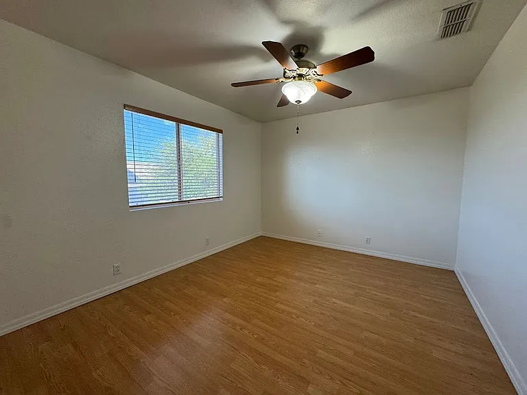 1510 E Charleston Ave — Photo 24