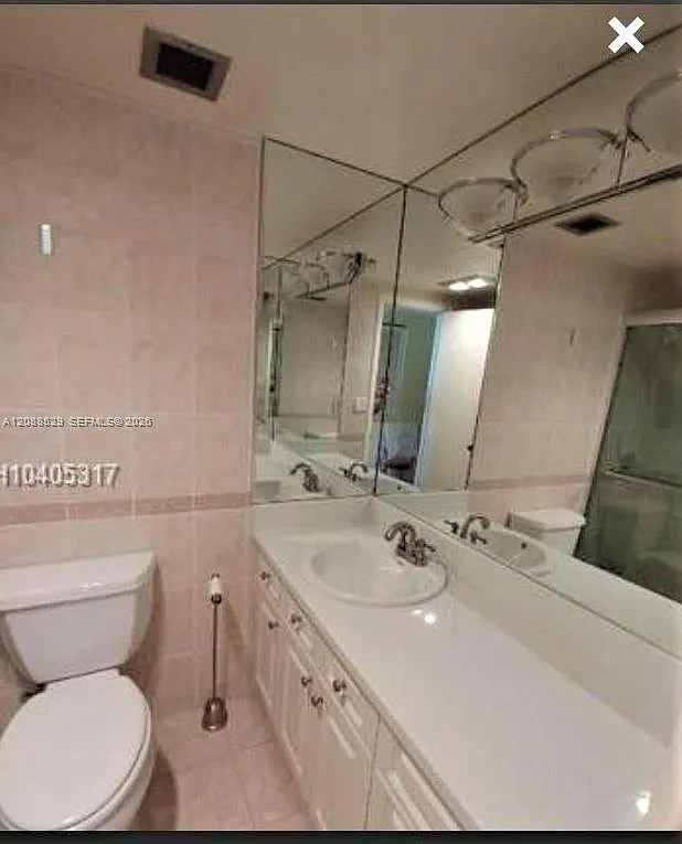 Hemispheres Condo — Photo 4