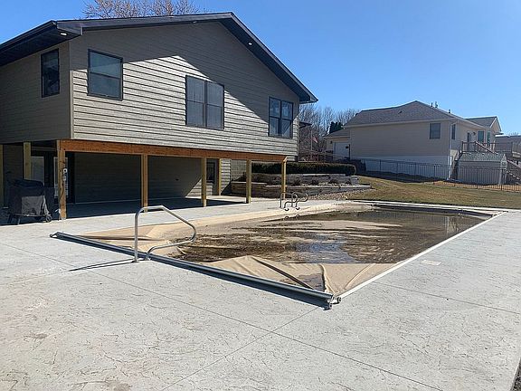 3rd image of 1525 1st Ave SW