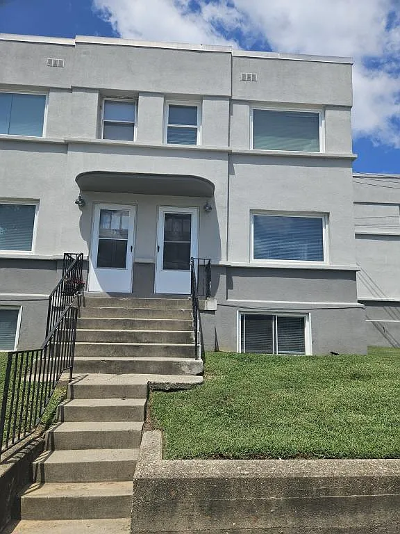 967 E Maple St — Photo 1