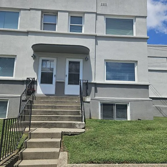 967 E Maple St — Photo 1