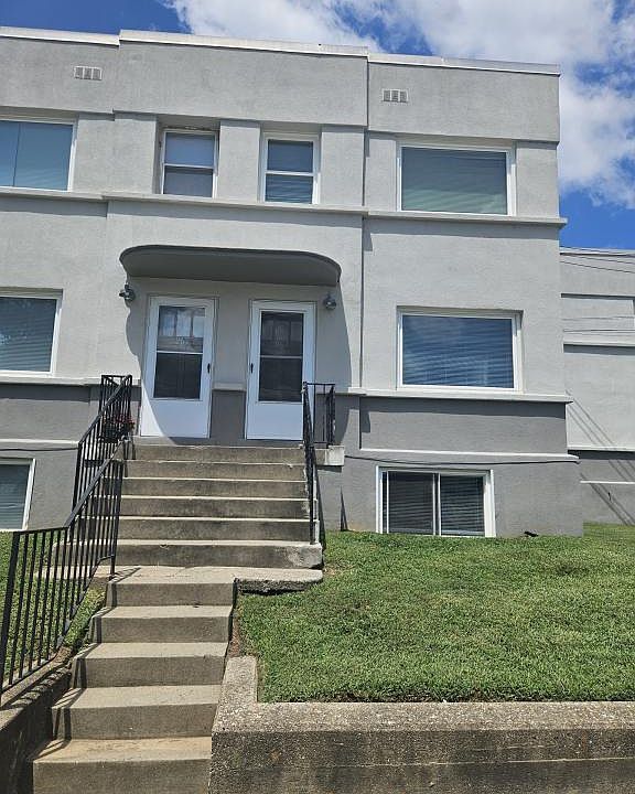 1st image of 967 E Maple St
