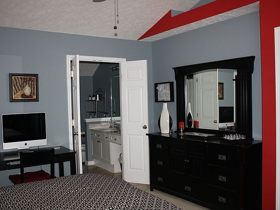Master Bedroom w/large walk-in closet and garden tub in bathroom