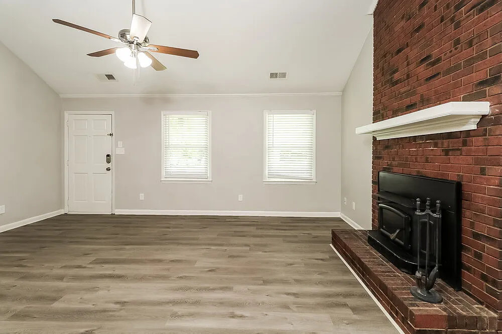 3 bed, 2.0 bath, 1264 sqft, $2,215 — Photo 4