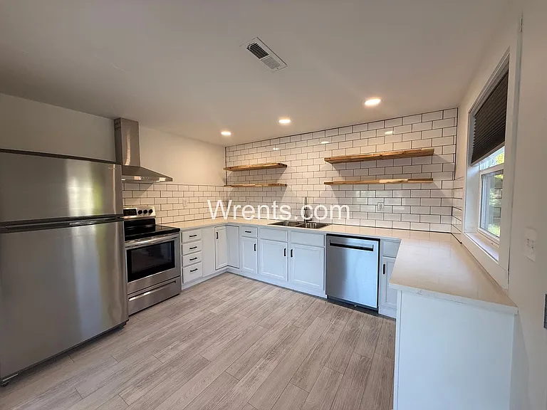 571 E Fairview Ave — Photo 4
