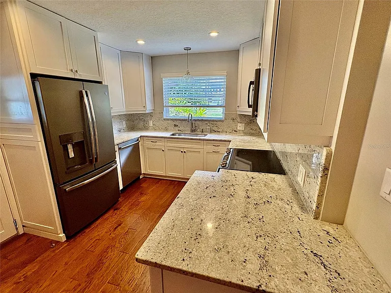 438 Lakeview Ave — Photo 3