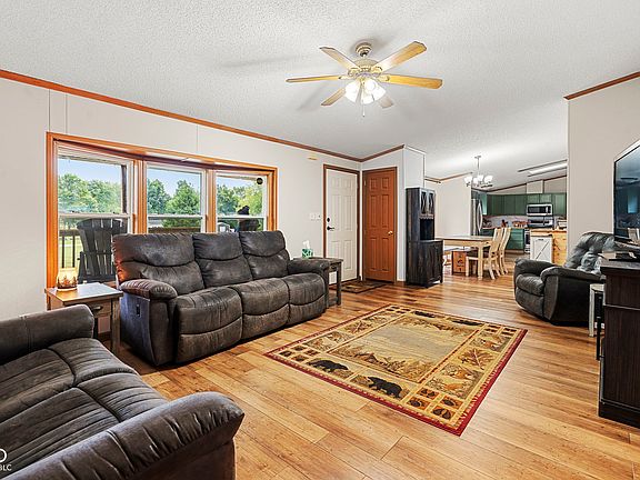 5th image of 114 S Hillcrest Dr