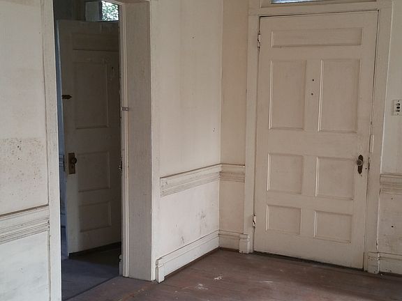 2nd image of 123 NW Congress St
