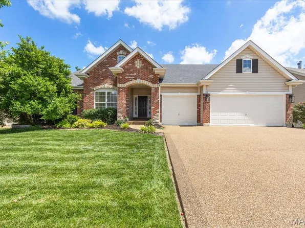 165 Carlton Point Dr, Wentzville, MO 63385