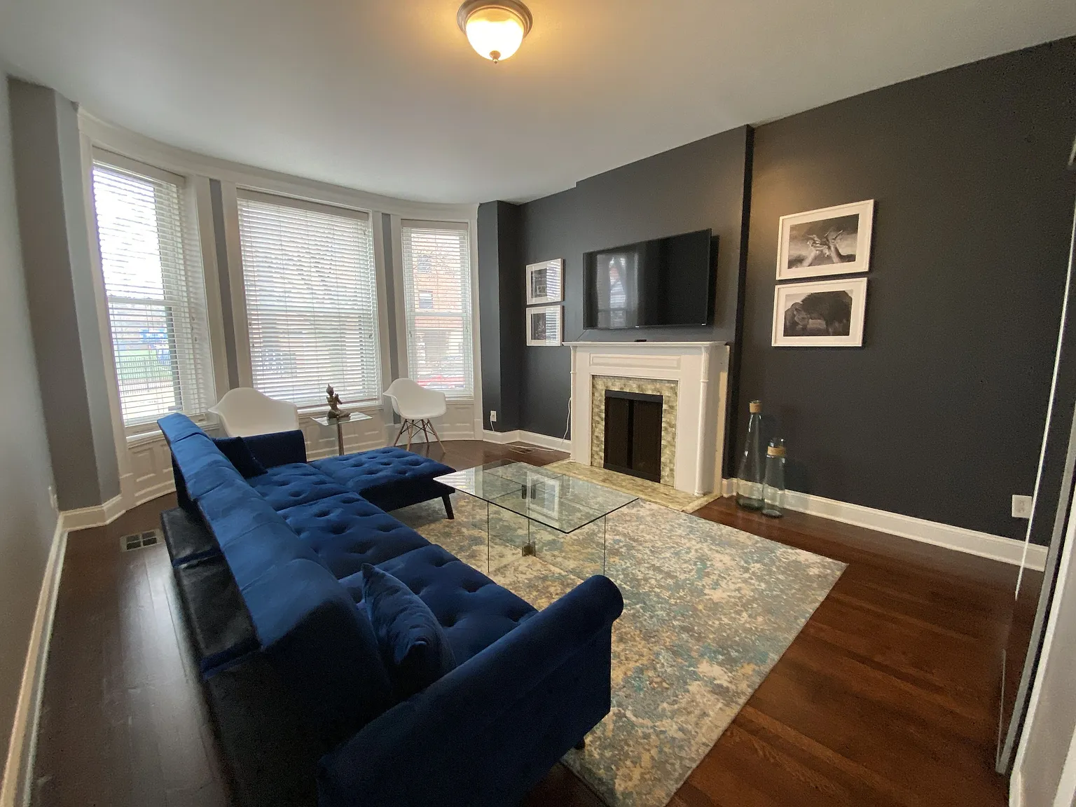 913 W Belden Ave — Photo 2