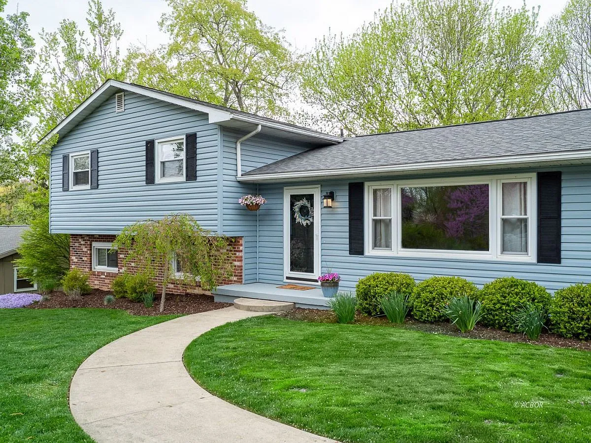 9 Roxbury Dr photo 1