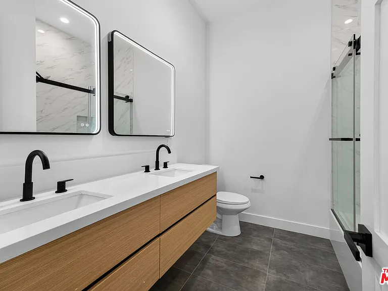 150 N Carondelet St — Photo 32