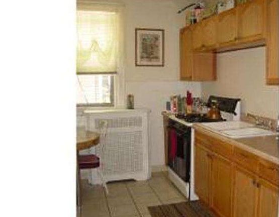 5th image of 568 1/2 Alcott St