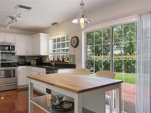 3rd image of 9402 Willow Cove Ct