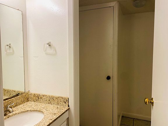 5th image of 302 Pillette Rd