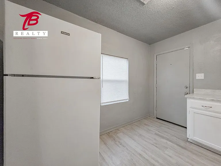 2320 NE 20th St — Photo 11