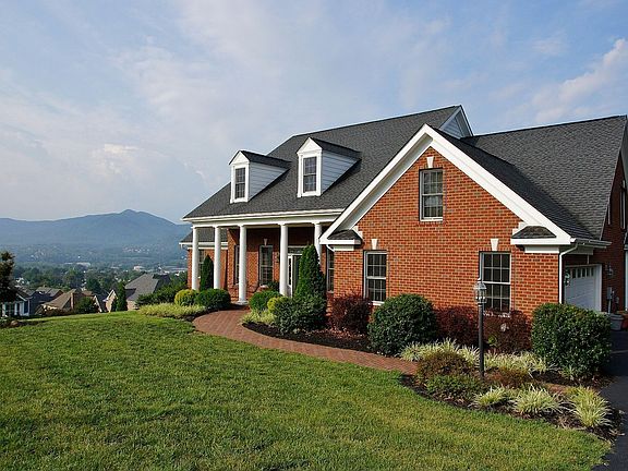3rd image of 808 McDowell Dr