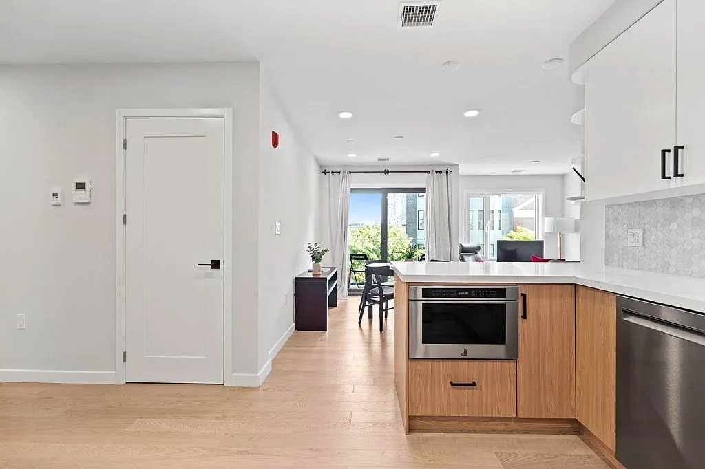 2 bed, 2.0 bath, 1083 sqft, $4,500 — Photo 4