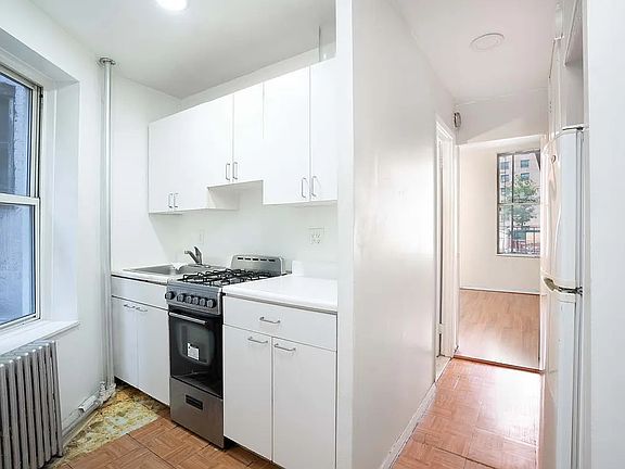 4th image of 346 E 105th St #2B