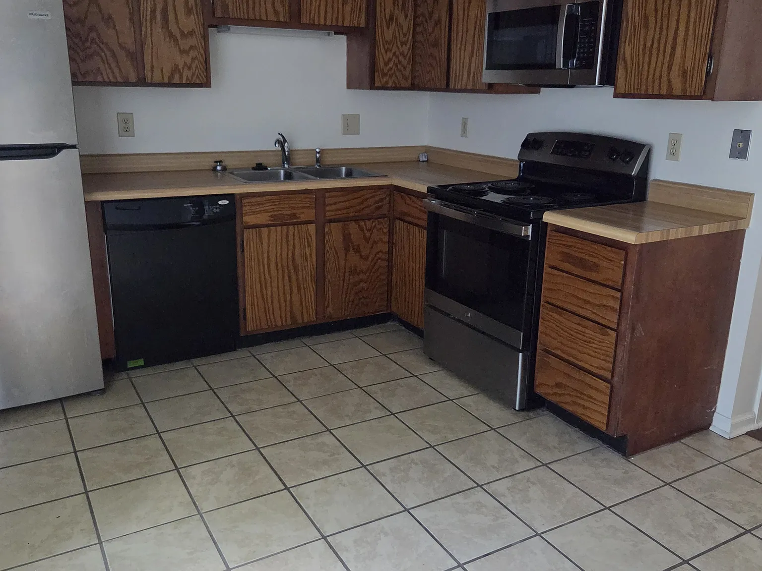 2 bed, 1.5 bath, 1050 sqft, $1,400 — Photo 2