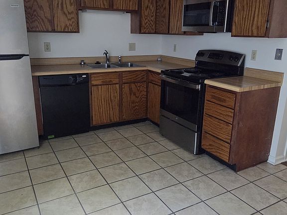 2nd image of 623 Wassamassaw Rd APT D