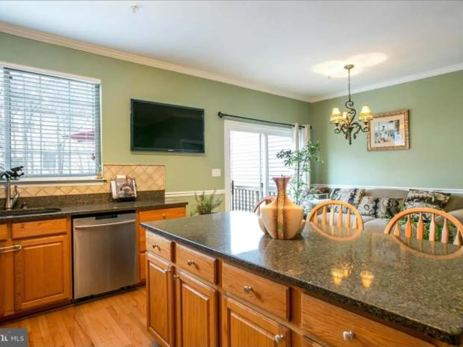 3 bed, 2420 sqft, $3,300 — Photo 4