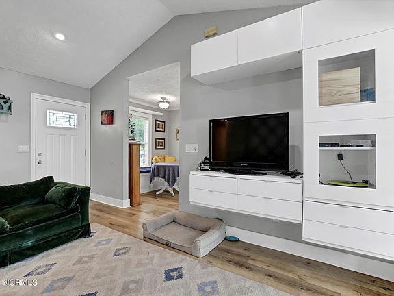 3rd image of 305 Hedingham Ln