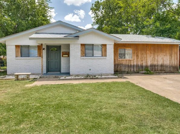 1640 Gill St, Blue Mound, TX 76131