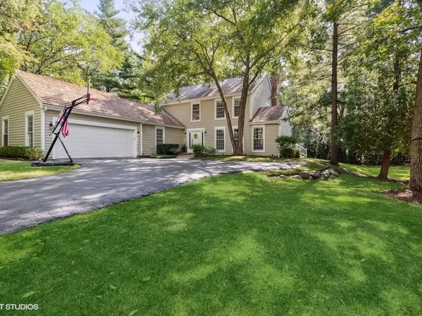 241 Leeds Ct, Lake Bluff, IL 60044