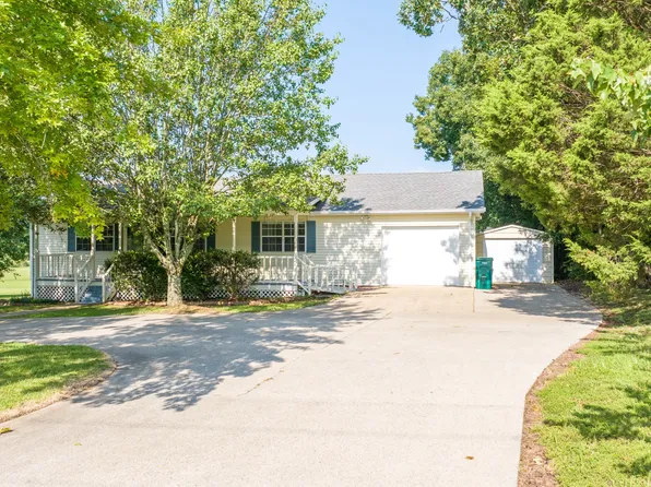 997 Old Nashville Hwy, Mc Ewen, TN 37101