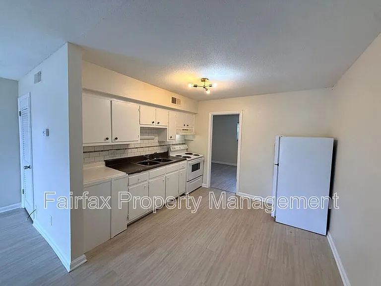 1011 Burke St #13 — Photo 3