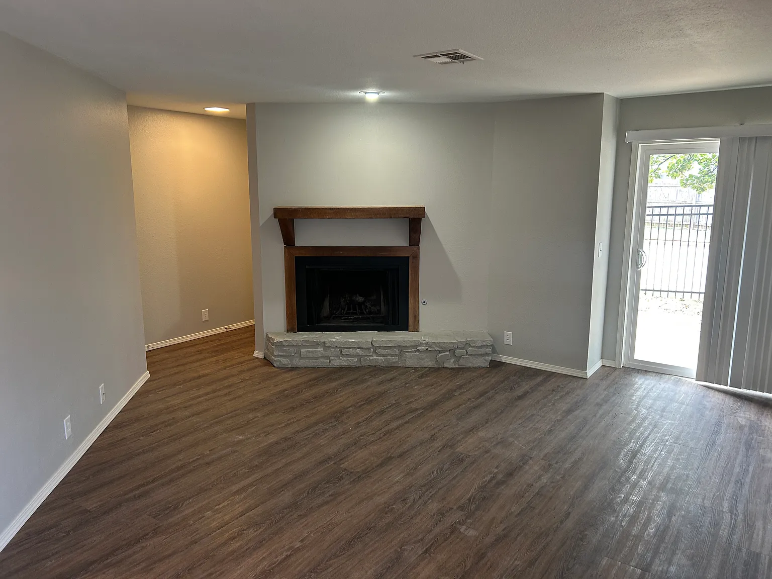1 bed, 1.5 bath, 1300 sqft, $1,200 — Photo 3