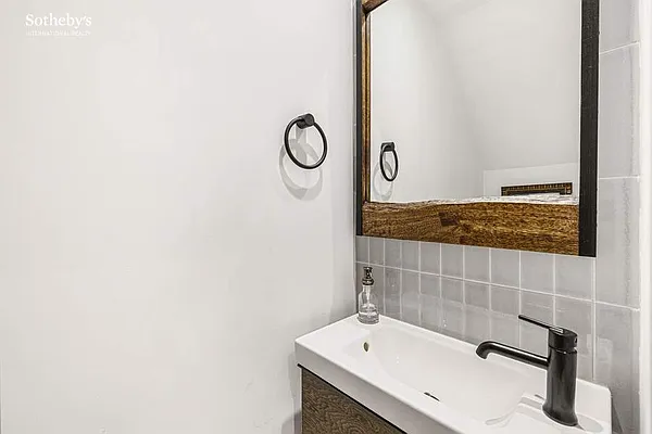 Rented by Sotheby's International Realty | media 10