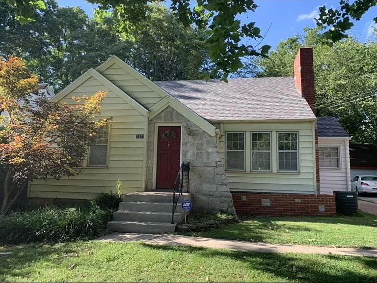 1337 E Monroe St — Photo 2