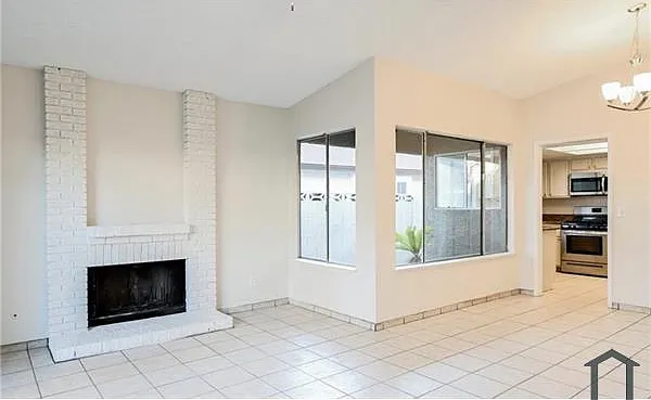 3 bed, 1175 sqft, $2,230 — Photo 2