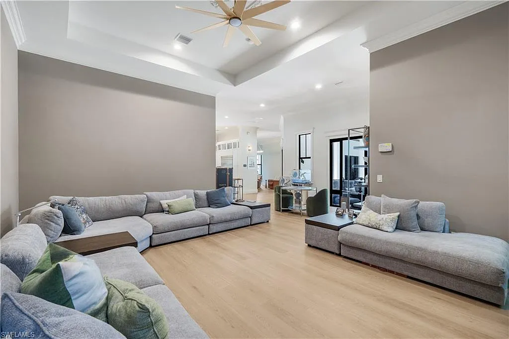 4 bed, 4.5 bath, 3972 sqft, $25,000 — Photo 3