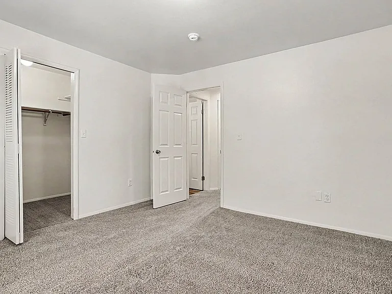 Emerald Park Apartments — Photo 19