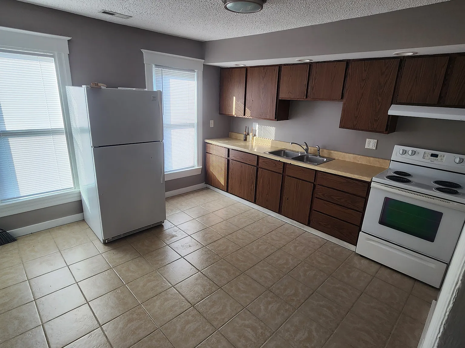 2 bed, $950 — Photo 1
