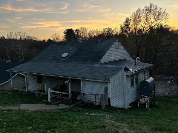 804 Winfield Cir, Pulaski, VA 24301