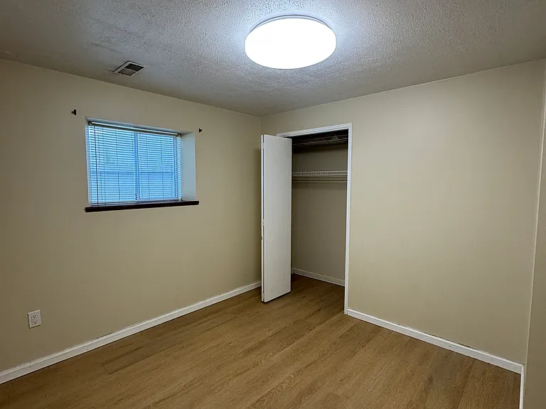 2642 Waverley Ave #BASEMENT — Photo 4