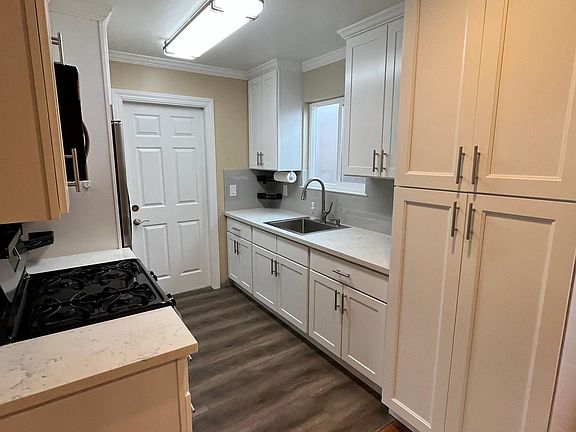 3rd image of 649 Hurlingame Ave