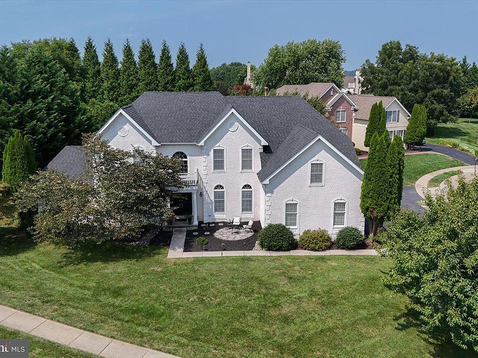 2nd image of 2 Summit Ct