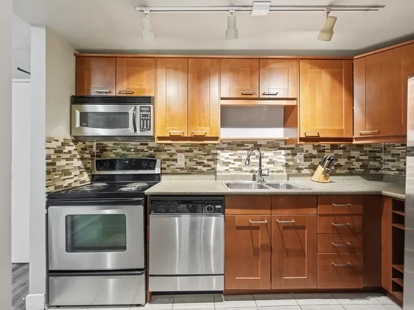 423 Agnes St #106, New Westminster, BC V3L 1G2