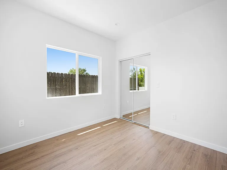 10939 Nassau Ave — Photo 17