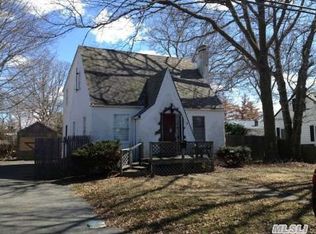 165 Park St, Copiague, NY 11726