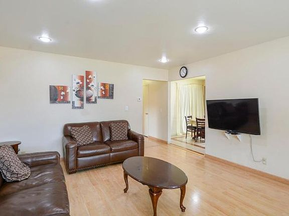 4th image of 902-904 Desert Isle Dr