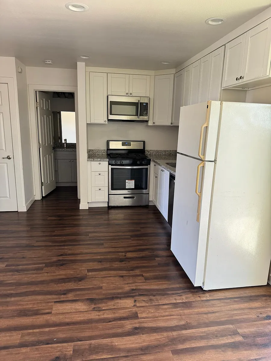 Building Photo - 4693 Ardmore Ave #3
