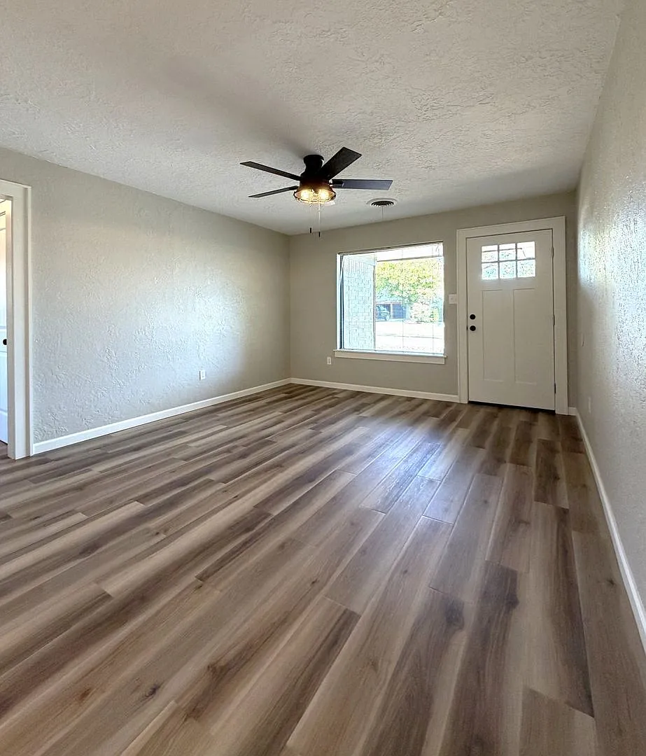 6710 Sw Embassy Cir - Available Now! — Photo 3