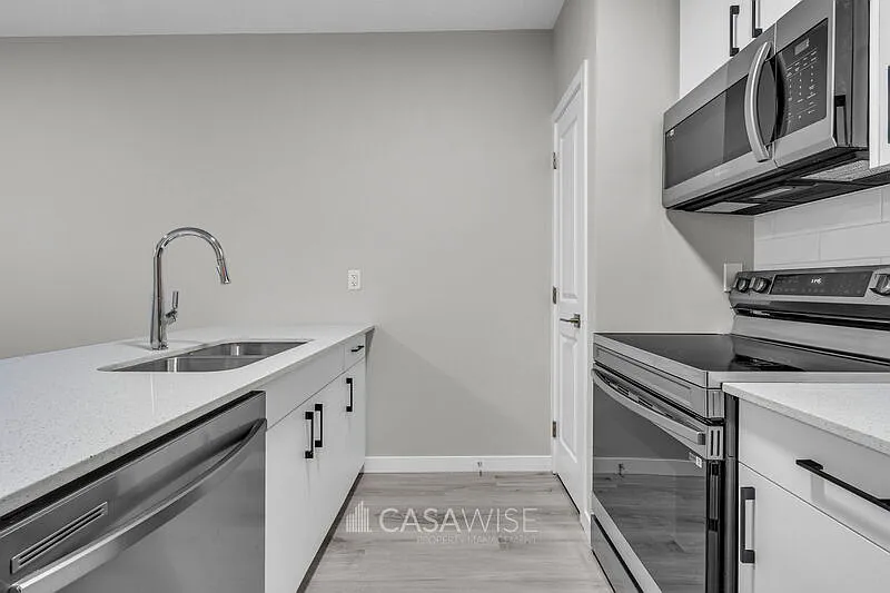 2 bed, 1.0 bath, 704 sqft, $1,300 — Photo 2